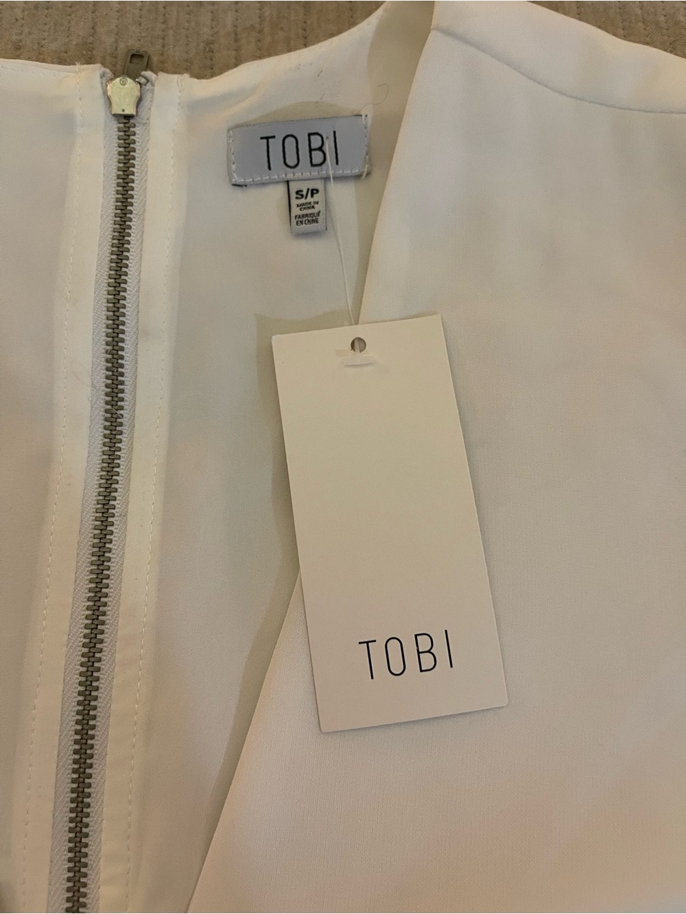 Tobi Women's White Polyester V-Neck Short Sleeve Knee Length Shift Dress Size S - Picture 2 of 5